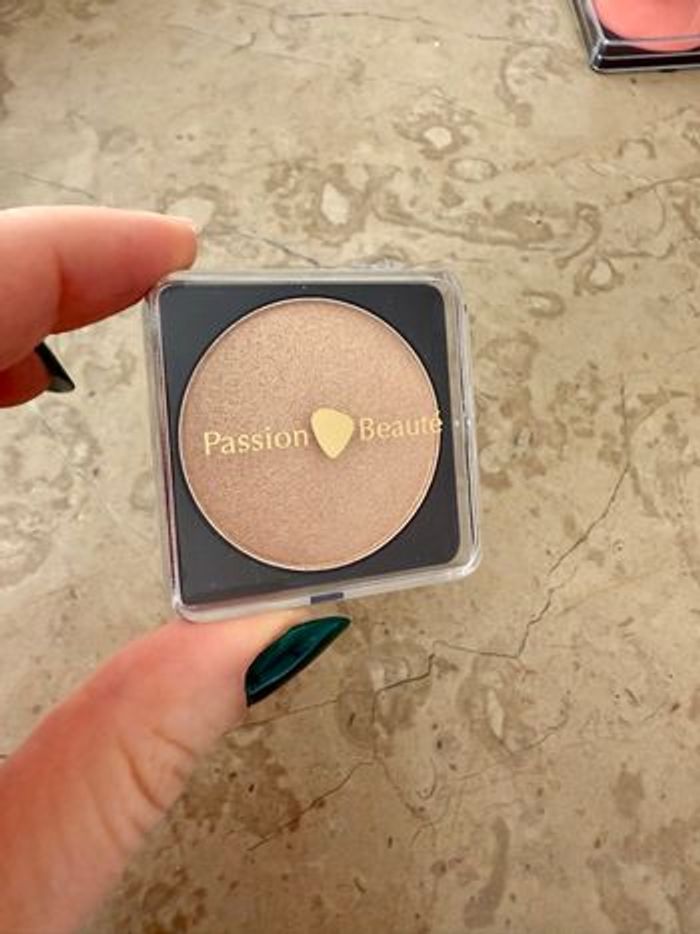 Lot maquillage neuf - idéal cadeau de Noël - photo numéro 4