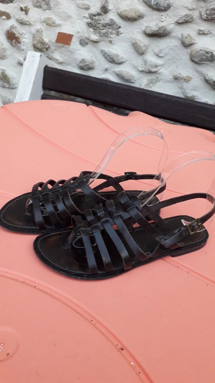 Sandales entre doigts et brides marrons,  tout cuir