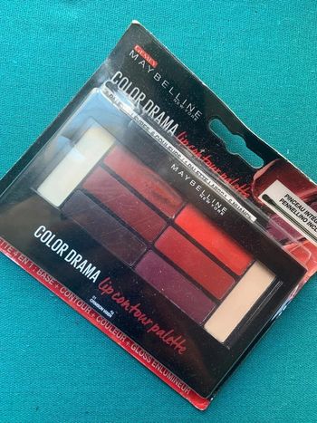 Palette color drame lip contour par Maybelline