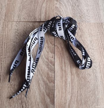 Lacets neufs Puma noirs et blancs