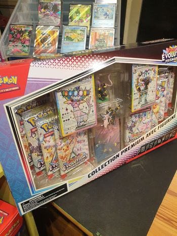 Coffret collection premium avec figurine 8.5 évolution prismatiques pokémon