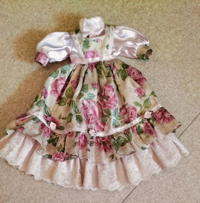 Robe pour poupée porcelaine
