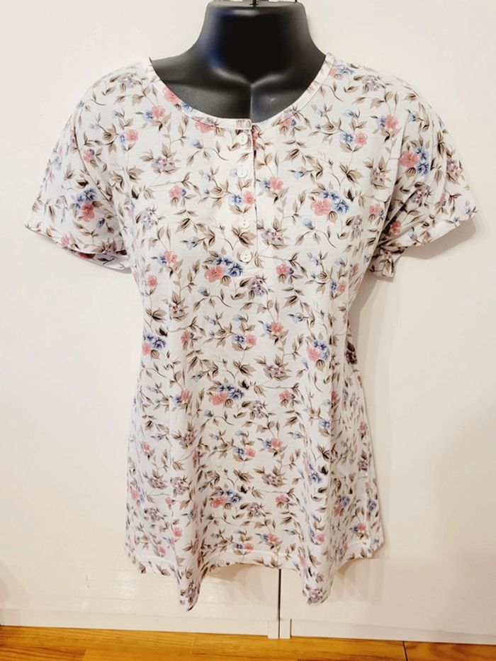 Joli tee shirt motifs fleurs blanc rose bleu marron marque C&A taille 40
