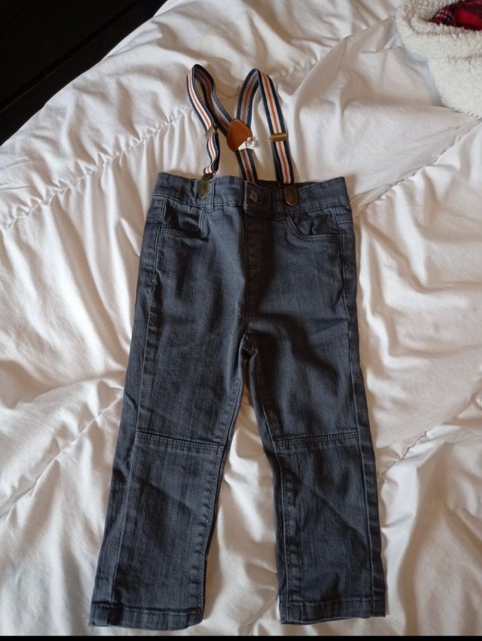 Jean a bretelle 2 ans