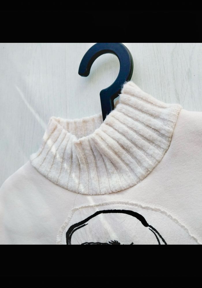 sweat Zara femme de couleur écru avec un imprimé visage et un col côtelé. - photo numéro 6
