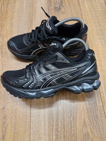 ASICS Gel-Kayano 14  taille 40.5