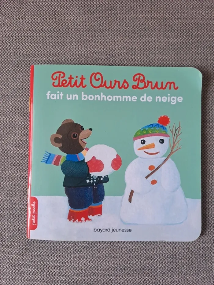 Petit ours brun fait un bonhomme de neige