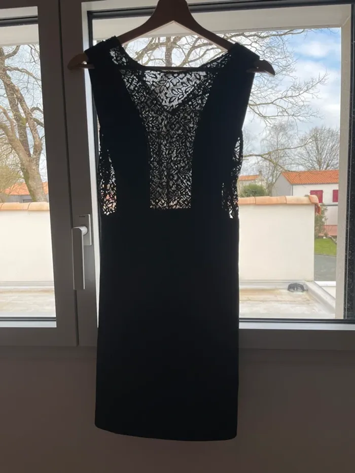 Robe noire en dentelle Zara - photo numéro 2