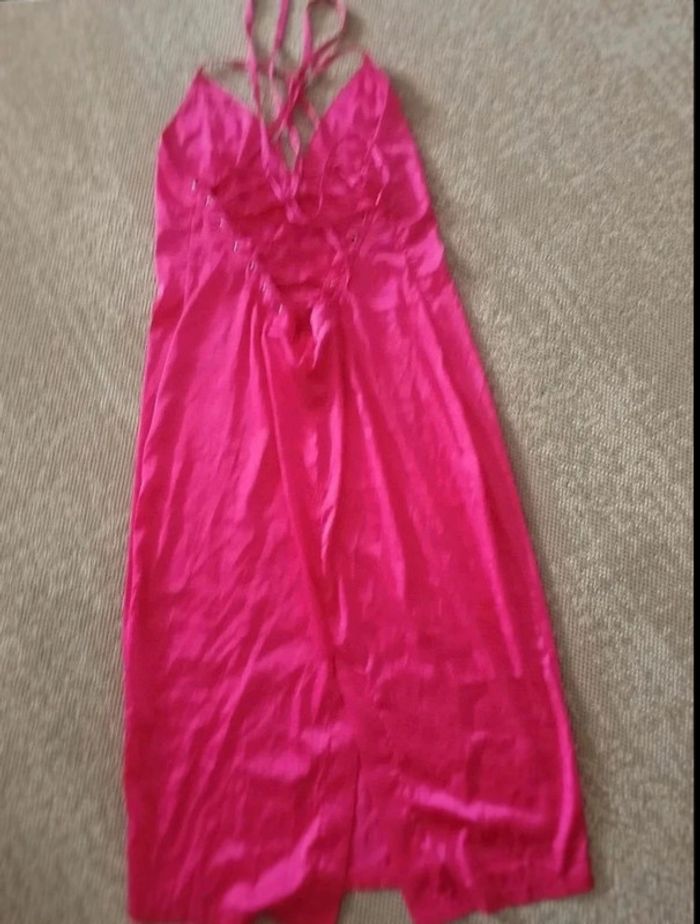 Robe satinée dos nu - photo numéro 2