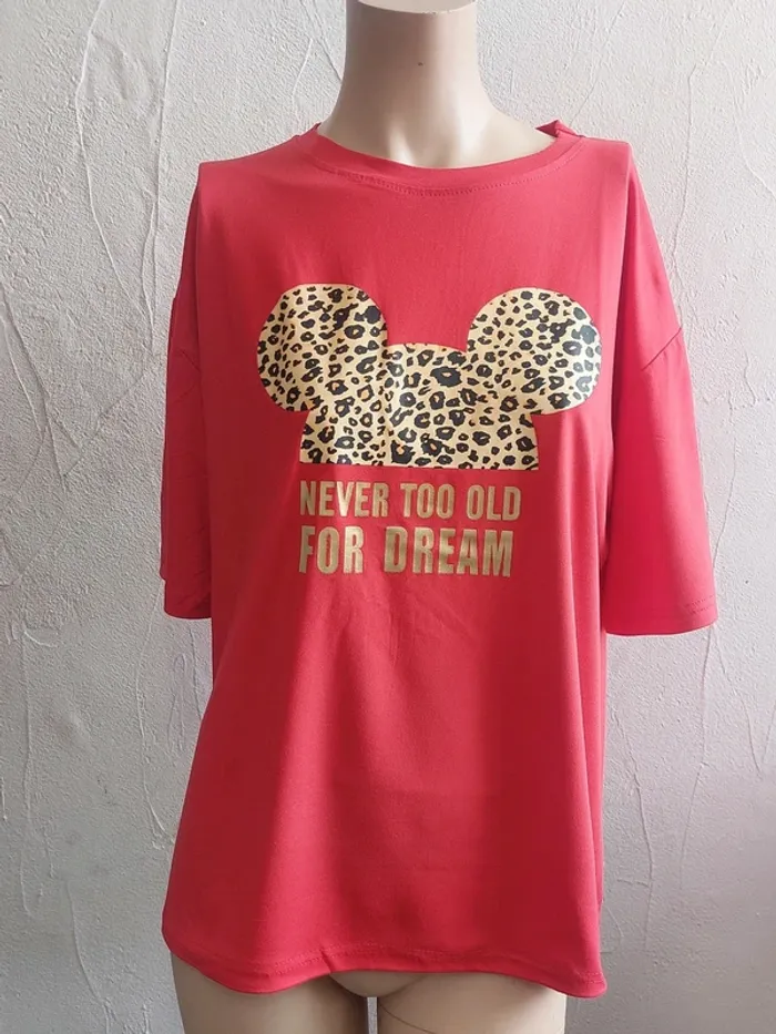 T-shirt rouge 'Never Too Old For Dream'