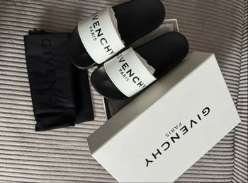 Sandales Givenchy blanches neuves 