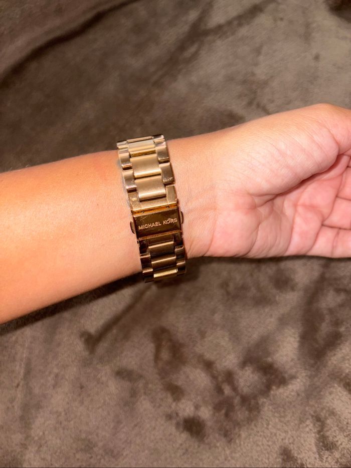 Montre Michael Kors rose doré en bon état - photo numéro 4