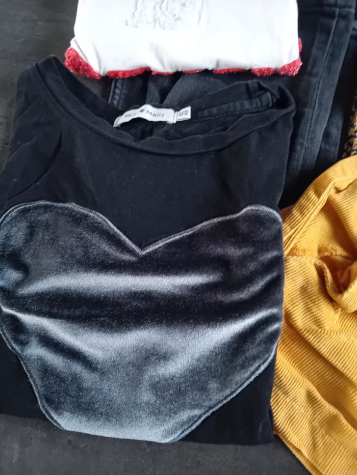 Lot de 7 articles 3 tee-shirts, une chemise, un pantalon, une jupe et un short - photo numéro 2