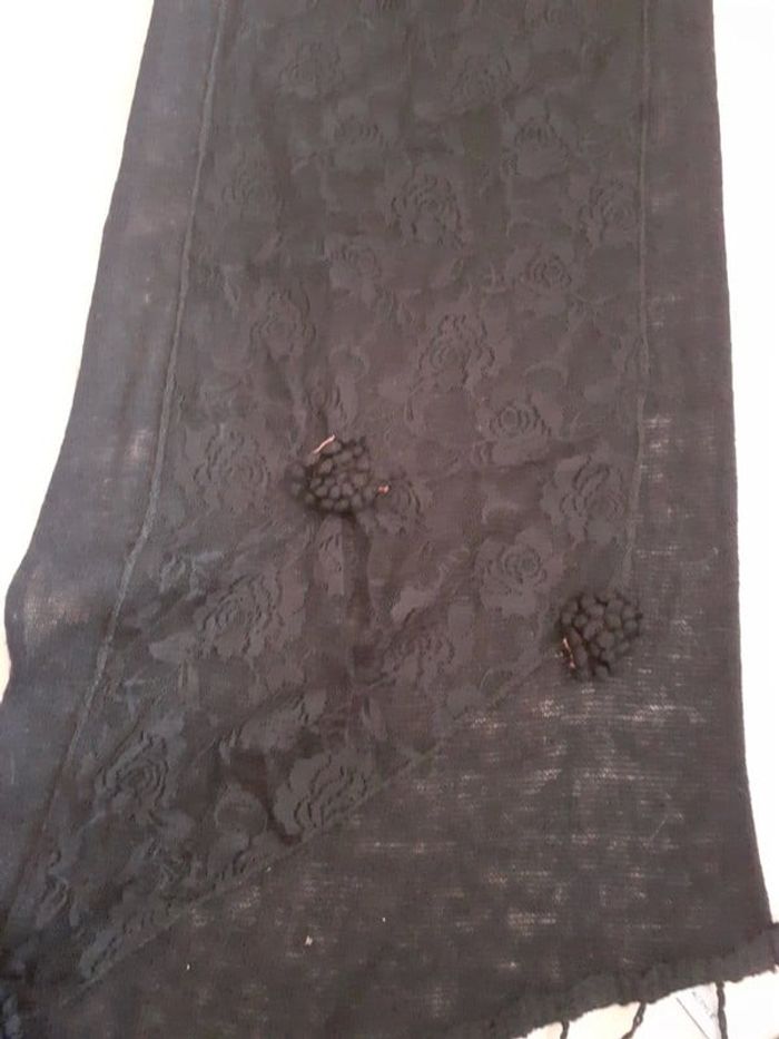 Echarpe style dentelle à fleurs noir