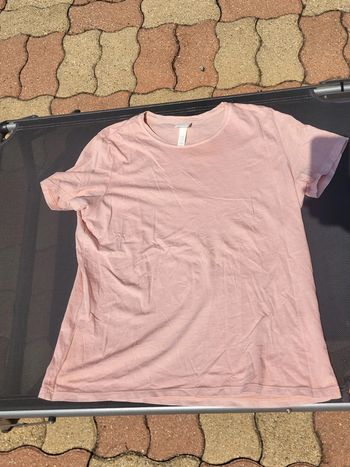 Très beau t shirt rose.