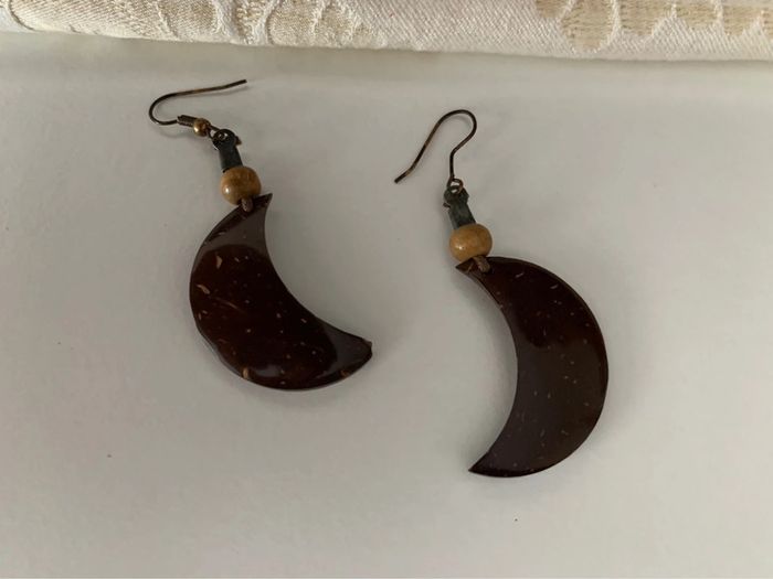 Boucles oreilles lunes en noix coco - photo numéro 2