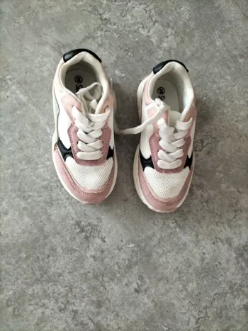 Baskets taille 25