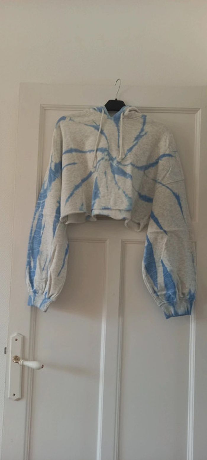 Sweat à capuche crop top molletonné bleu et blanc H&M 38