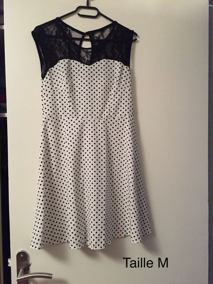 Robe blanche à pois