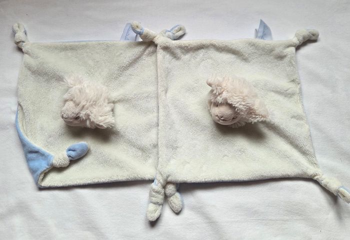Lot de 2 doudous mouton carré plat blanc et bleu - Pédiatril