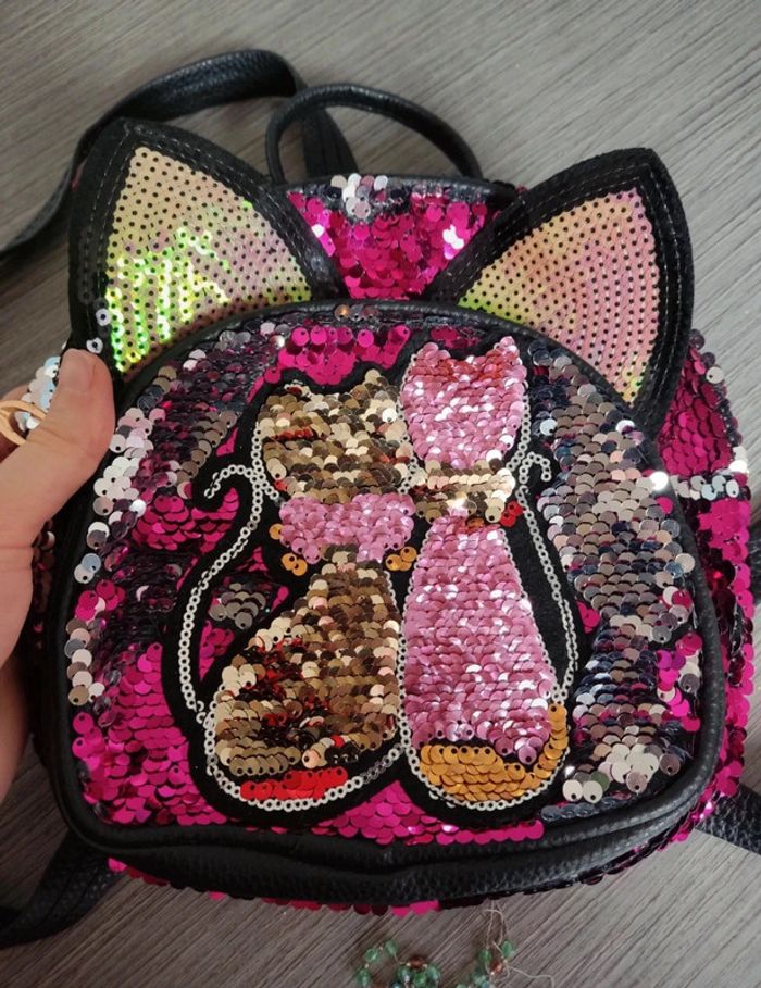 Sac chat qui change de couleur - dressing trié par tailles - photo numéro 2
