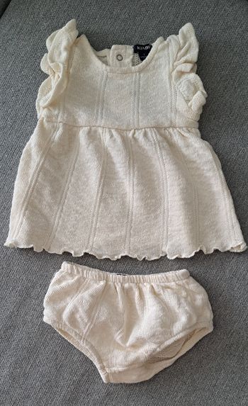 Jolie robe + cache couche 1 mois