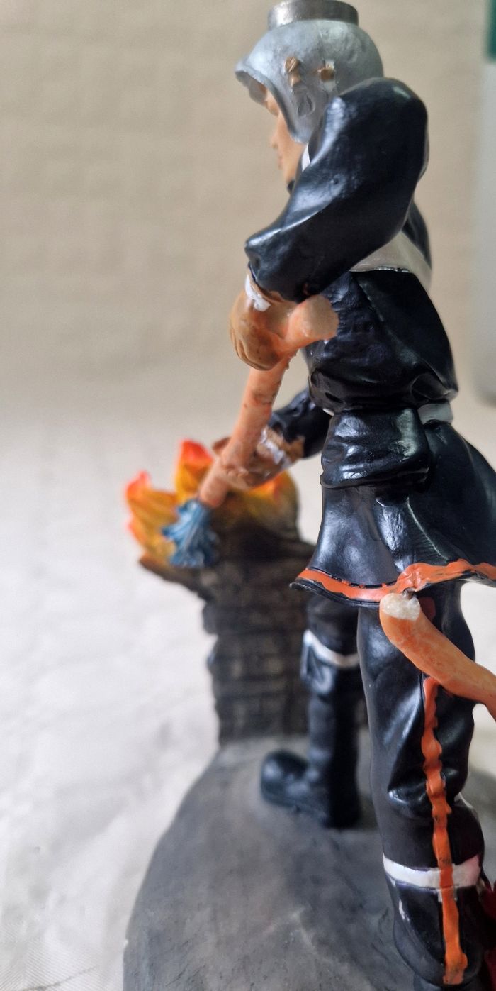 Figurine Sapeur pompier qui éteint un feu - photo numéro 3