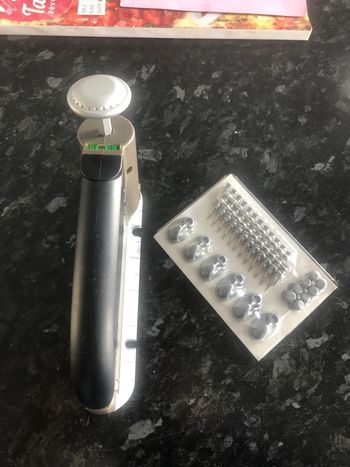 Cloueuse murale à main