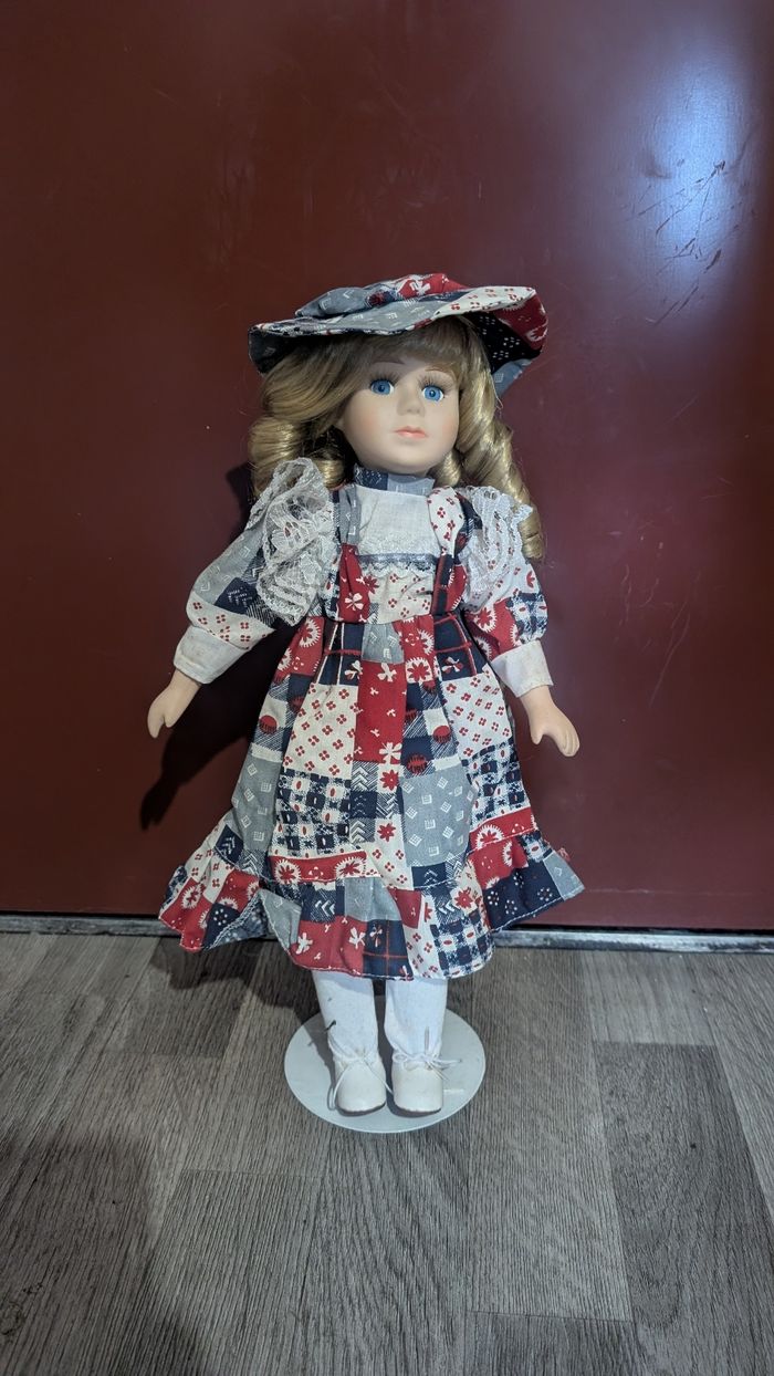 Poupée en porcelaine - photo numéro 3