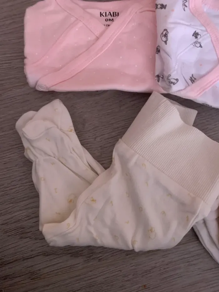 Lot de vêtements naissance bébé 0 mois - photo numéro 2