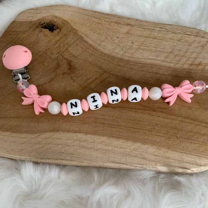 Attache-tétine en silicone personnalisé