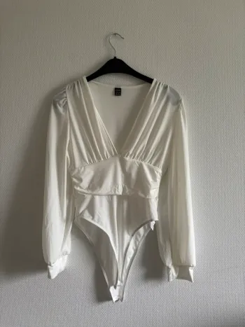 Body blanc décolleté