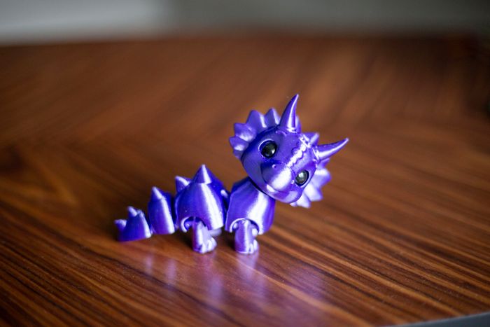 Tricératops / petit dragon articulé / animal articulé - violet métallisé