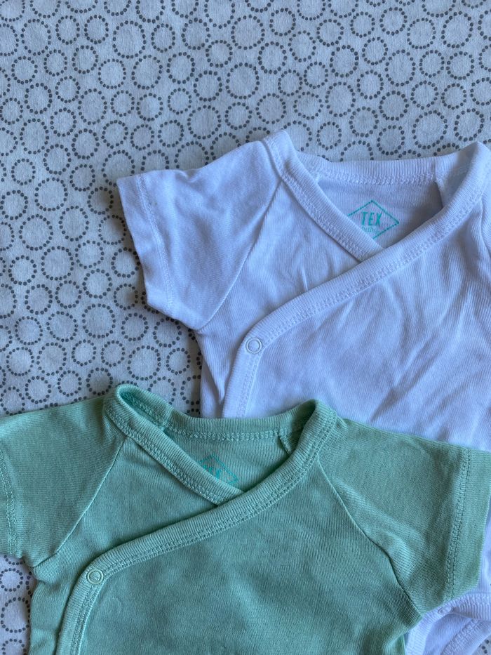 Lot de deux bodies vert et blanc 1 mois - photo numéro 2