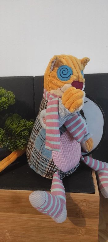 Peluche Chat Jaune Ronronnos Les Déglingos 30 cm Rose Écharpe Rayé Rayures Bleu