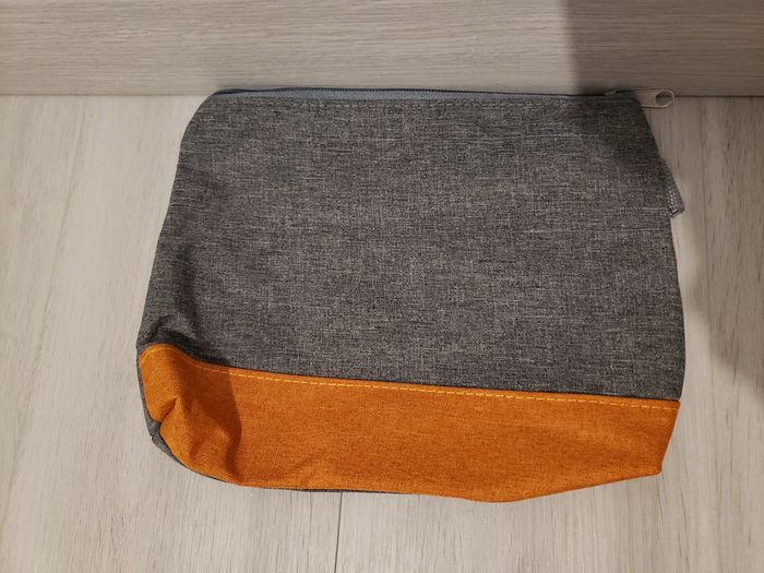 Trousse de toilette gris et orange