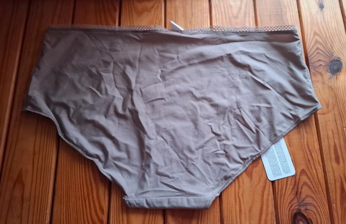 Superbe shorty First taille 4 - photo numéro 2