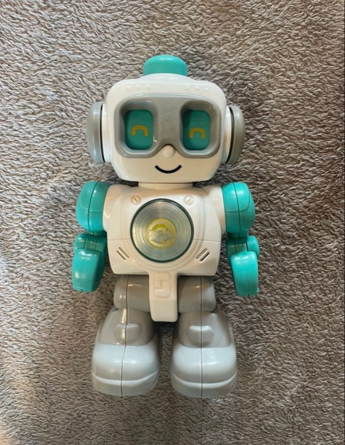 robot interactif articulé qui répète ce qu’on dit 🤖