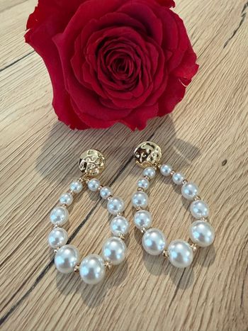Boucles d’oreilles dorées pendantes avec ovales en perles nacrées