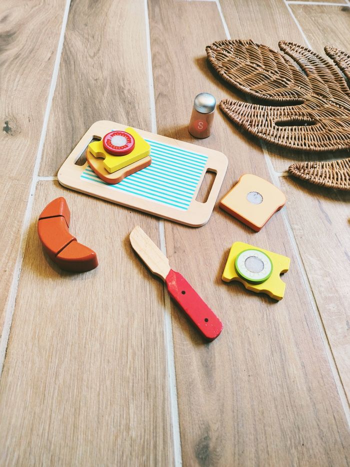 🥪Dinette création de sandwichs avec plateau et divers aliments en bois