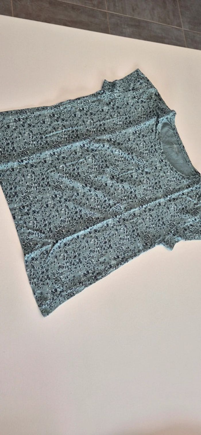 Tee shirt manches courtes.