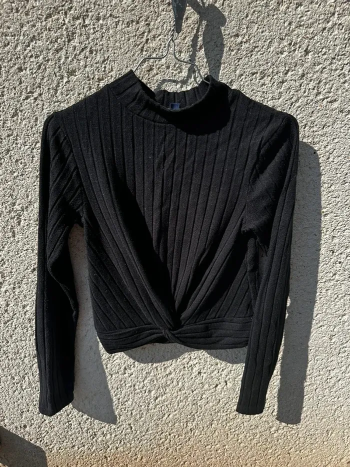 Pull noir noué