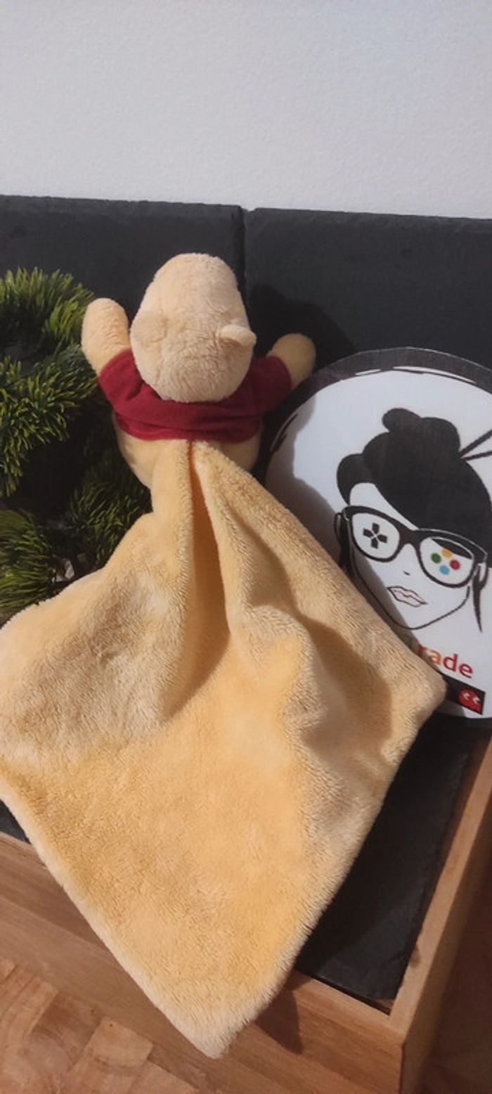 Disney Doudou Winnie L'ourson Rouge Jaune Mouchoir Couverture nicotoy feuille t-shirt - photo numéro 2
