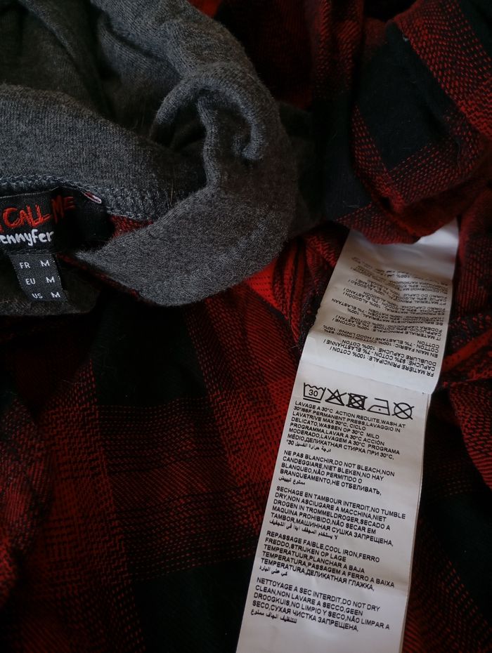 Chemise avec capuche et 2 poches . Taille M .Coton carreaux  rouge et noir . Jennyfer. État neuf - photo numéro 7