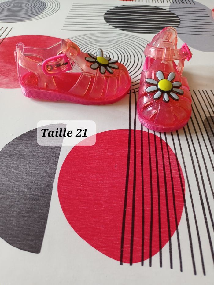 Nu-pieds plastique đź‘§ taille 21 quasi neuf