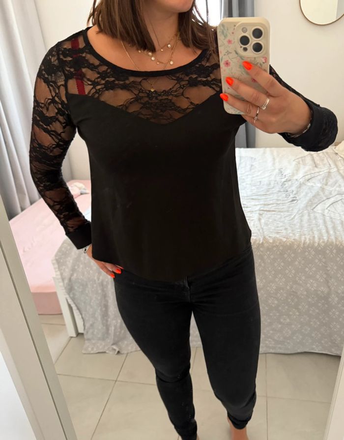 Blouse noire à dentelle taille s en très bon état