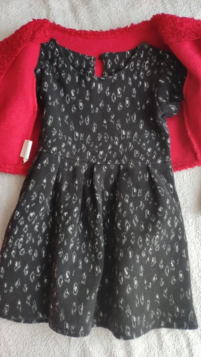 Belle robe noir et blanche avec son gilet rouge - photo numéro 2