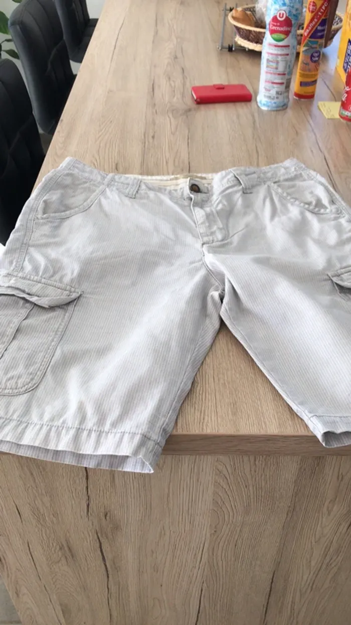 Bermuda Bershka taille 42 bleu ciel rayé