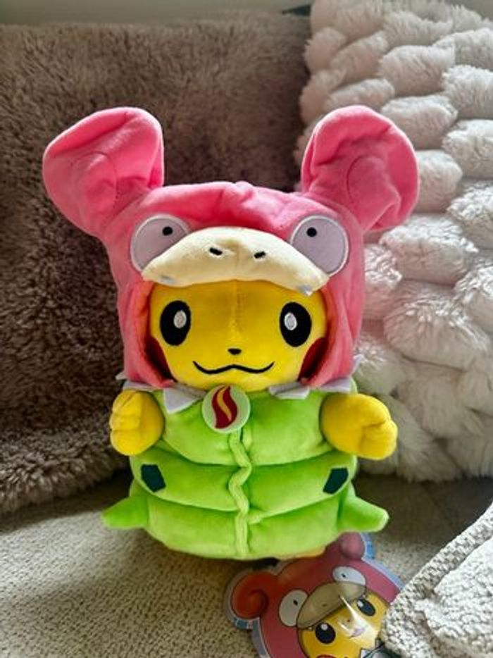 Peluche Pikachu déguisé en Slowpoke – Pokémon