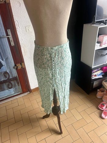 Jolie jupe mi longue fendue devant H&M grande taille